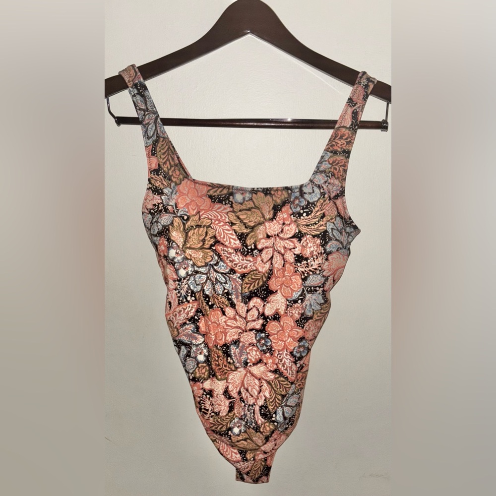 NWT A Pea in the Pod One-Piece Floral Maternity Swimsuit Medium Tropical Beach